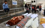 Des Palestiniens se recueillent devant les corps de membres de la famille al-Khour tués dans une frappe israélienne sur leur maison, le 26 avril 2025 à Gaza