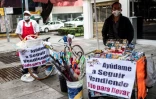 Des vendeurs de rue attendent des clients, à Mexico le 20 août 2020