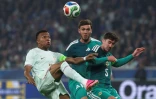 Kylian Mbappe est enfermé dans la défense nord-irlandaise lors de la victoire de l'équipe de France, le 8 juin 2026 à Villeneuve-d'Ascq