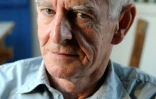 René Pétillon, lors d'une séance de dédicace à Nevez (Finistère) le 30 septembre 2013