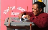 Une femme vote au Nepal, le 26 novembre 2017, lors d'élections destinées à permettre un retour à la stabilité politique