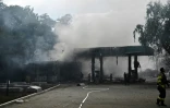 Des pompiers éteignent l'incendie d'une station service touchée par une frappe russe, à Kostiantynivka, en Ukraine, le 22 juillet 2023