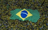 Vue aérienne des partisans du sénateur Flavio Bolsonaro, candidat du Parti libéral (PL) à la présidentielle, lors d'un rassemblement avant le second tour de l'élection, à Sao Paulo, le 18 octobre 2026 au Brésil
