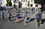 Des enfants font la queue pour entrer en classe dans une école de Strasbourg, le 22 juin 2020