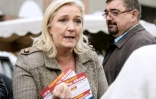 La présidente du FN, Marine Le Pen, fait campagne pour les élections régionales sur le marché de Liévin, le 14 octobre 2015