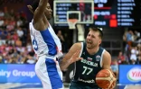 La star slovène Luka Doncic se joue de l'intérieur français Jaylen Hoard à l'Euro à Katowice, le 30 août 2025