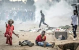 Des manifestants blessés cherchent de l'aide lors d'affrontements avec des policiers au cours d'une manifestation contre un centre de quarantaine Ebola construit par les États-Unis sur la base aérienne de Laikipia, le 9 juin 2026 à Nanyuki, au Kenya