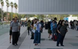 Des Uruguayens font la queue pour recevoir le vaccin Sinovac le 29 mars 2021 Ă Montevideo