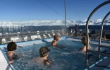 Des touristes admirent les glaciers depuis le jacuzzi du bateau de croisière MS Roald Amundsen, dans les îles Shetland du Sud, dans l'Antarctique, le 8 novembre 2019