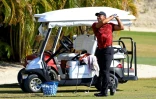 L'Américain Tiger Woods s'entraîne lors du dernier tour du tournoi du Hero World Challenge, le 5 décembre 2021 sur le parcours d'Albany à Nassau (Bahamas)