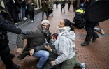 Des participants à un rassemblement propalestinien interdit aident un manifestant blessé, à Amsterdam le 10 novembre 2024
