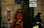 Des pompiers interviennent dans l'incendie d'un immeuble qui a fait sept morts dans le 16e arrondissement de Paris dans la nuit du 4 au 5 février 2019