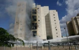 Un immeuble résidentiel touché par des tirs de roquettes depuis la bande de Gaza, le 7 octobre 2023 à Ashkelon, dans le sud d'Israël