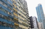 L'immeuble Yee Wa (g) à Cheung Sha Wan, où des habitants vivent dans des logements subdivisés, le 21 mai 2026 à Hong Kong