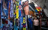 Des vendeurs de rue proposent des tee-shirts, serviettes, et autres produits dérivés à l'effigie du minsitre à la sécurité, Omar Garcia Harfuch, à Mexico le 1er mai 2026
