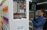 Une ingénieur installe une ruche robotisée dans un kibboutz du nord d'Israël, le 14 mai 2022