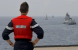 Un marin à bord du Mistral observe les autres navires participant au exercices navals du Symposium des Marines de l'océan Indien (IONS), le 28 mars 2022 au large de Goa