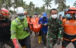 Les secouristes portent le corps d'une victime de l'éruption du volcan Semeru à Sumberwuluh, le 6 décembre 2021
