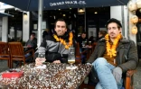Deux hommes attablés à la terrasse d'un café à Sarrebruck, dans l'ouest de l'Allemagne, le 6 avril 2021