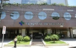 L'hôpital Rio Grande où l'ancien président brésilien Jair Bolsonaro a été admis pour des douleurs à l'abdomen, le 11 avril 2025 à Natal, dans le nord-ouest du Brésil