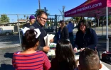 Le directeur de l'école Telfair, Jose Razo et ses élèves arrivent sur le site d'une distribution de matériel scolaire, le 8 février 2019 à Pacoima en Californie
