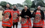 Les femmes chantent pour le couronnement du nouveau roi des Zoulous, le prince Misuzulu kaZwelithini, au palais royal de Nongoma, en Afrique du Sud, le 19 août 2022