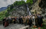 Une soixantaine de membres de la Sherlock Holmes Society de Londres en pèlerinage aux chutes de Reichenbach, en Suisse, le 3 mai 2026