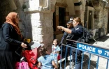 Des membres de la police israélienne empêchent l'accès à l'esplanade des Mosquées le 27 juillet 2018