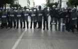 Des policiers algériens durant une manifestation à Alger le 10 décembre 2019