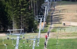 Des amateurs du Mountain bike sur un chemin de Wexl Trails, le 23 juillet 2021 Ă Sankt Corona am Wechsel, dans les Alpes autrichiennes
