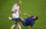 Zinedine Zidane donne un coup de tête dans le torse de l'Italien Marco Materazzi le 9 juillet 2018 à Berlin en Coupe du monde
