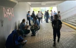 Des personnes s'abritent dans un passage souterrain à Kiev, le 19 avril 2025 en Ukraine, lors d'une alerte due à une attaque de drone peu après l'annonce par le président russe Vladimir Poutine d'un cessez-le-feu pour Pâques