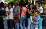 Des Vénézuéliens font la queue devant la Banque centrale pour changer leurs billets de 100 bolivars à Caracas, le 17 décembre 2016