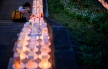 Des lanternes renfermant des messages de paix déposées sur le site de la bombe atomique de Nagasaki, le 8 août 2020