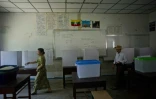 Installation d'un bureau de vote, le 7 novembre 2015 à Rangoun