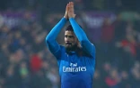 L'attaquant d'Arsenal Olivier Giroud applaudit les supporters après le match face à Swansea City, le 30 janvier 2018