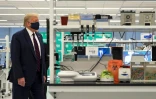 Le président américain Donald Trump porte un masque au Bioprocess Innovation Center, chez Fujifilm Diosynth Biotechnologies, à Morrisville (Caroline du Nord) le 27 juillet 2020
