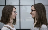 Des jumeaux réunis à Novi Sad, en Serbue, dans le cadre d'une étude menée par l'université de cette ville auprès de 530 jumeaux majeurs, le 30 juin 2018
