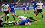 Le demi d'ouverture français Romain Ntamack marque un essai contre la Nouvelle-Zélande, lors du dernier test-match de la tournée d'automne, le 20 novembre 2021 au Stade de France à Saint-Denis