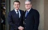 Le président français Emmanuel Macron accueille le Premier ministre britannique Keir Starmer au palais de l'Elysée le 6 janvier 2026 à Paris 