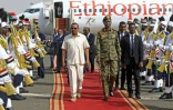 Le Premier ministre éthiopien Abiy Ahmed (g) à son arrivée à l'aéroport de Khartoum, le 7 juin 2019  au Soudan