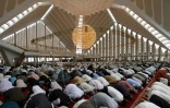 Des musulmans rassemblés pour la prière du vendredi à la grande mosquée Faisal, le 7 mai 2021 à Islamabad, au Pakistan