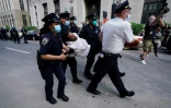 Un manifestant est arrêté par la police lors d'une marche en hommage à George Floyd, à New York, le 29 mai 2020