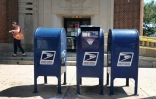 Des boîtes aux lettres devant un bureau de Poste, le 13 août 2020 à Chicago, dans l'Illinois