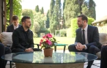 Cette photo prise et diffusée par le service de presse de la présidence ukrainienne le 18 mai 2025 montre le président Volodymyr Zelensky et le vice-président des États-Unis JD Vance s'entretenant lors à Rome