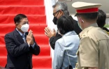 Photo diffus&eacute;e le 24 avril 2021 par le Palais pr&eacute;sidentiel indon&eacute;sien du chef de la junte birmane Min Aung Hlaing (g) &agrave; son arriv&eacute;e &agrave; l&#039;a&eacute;roport de Tangerang pour participer &agrave; une r&eacute;union de l&#039;ASEAN &agrave; Jakaraa