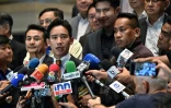 Pita Limjaorenrat, leader du parti Move Forward et candidat au poste de Premier ministre, fait une déclaration à la presse à l'issue d'une réunion avec une coalition de huit partis, le 17 juillet 2023 à Bangkok, en Thaïlande