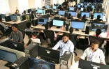 Des employés de la société Objectways annotent, c'est-à-dire décomposent en langage machine, les gestes enregistrés par les caméras, le 13 mai 2026 à Karur, en Inde