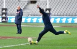 Le Français Anthony Belleau (d) tente une transformation sous le regard du sélectionneur du XV de France Jacques Brunel lors du "Captain's Run", le 22 juin 2018 à Dunedin