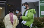 Des personnes font la queue devant un centre de dépistage du Covid-19 à Toronto, au Canada, le 23 novembre 2020